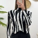 VATKALI DİK YAKA ASİMETRİK KAZAK - SİYAH BEYAZ