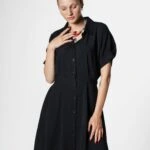 ARKA BEL LASTİK GÖMLEK YAKA MODAL ELBİSE - SİYAH