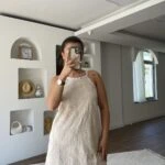 ASTARLI FİSTO OMUZ AÇIK  KISA ELBİSE - TAŞ