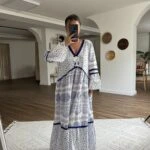 BALIK AKSESUAR DESENLİ V YAKA PAMUK ELBİSE - SAKS