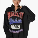 BROOKLYN KABARTMA BASKI DİK YAKA FERMUARLI SALAŞ SWEAT - SİYAH