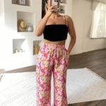 CEPLİ ÇİÇEK DESEN PARLAK VİSKON PANTOLON - FUŞYA