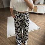 ÇİÇEK DESEN BEL LASTİK CEPLİ VİSKON SATEN PANTOLON - LACİVERT EKRU