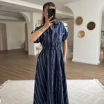 ÇİFT CEP BEL BÜZGÜ YARI PATLI UZUN VİSKON ÇİZGİLİ ELBİSE - LACİVERT EKRU