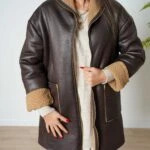 ÇİFT CEP DERİ GÖRÜNÜMLÜ PELUŞ KABAN - KAHVE