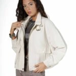 ÇİFT CEP DİK YAKA BEL BÜZGÜ KISA TRENÇ - TAŞ