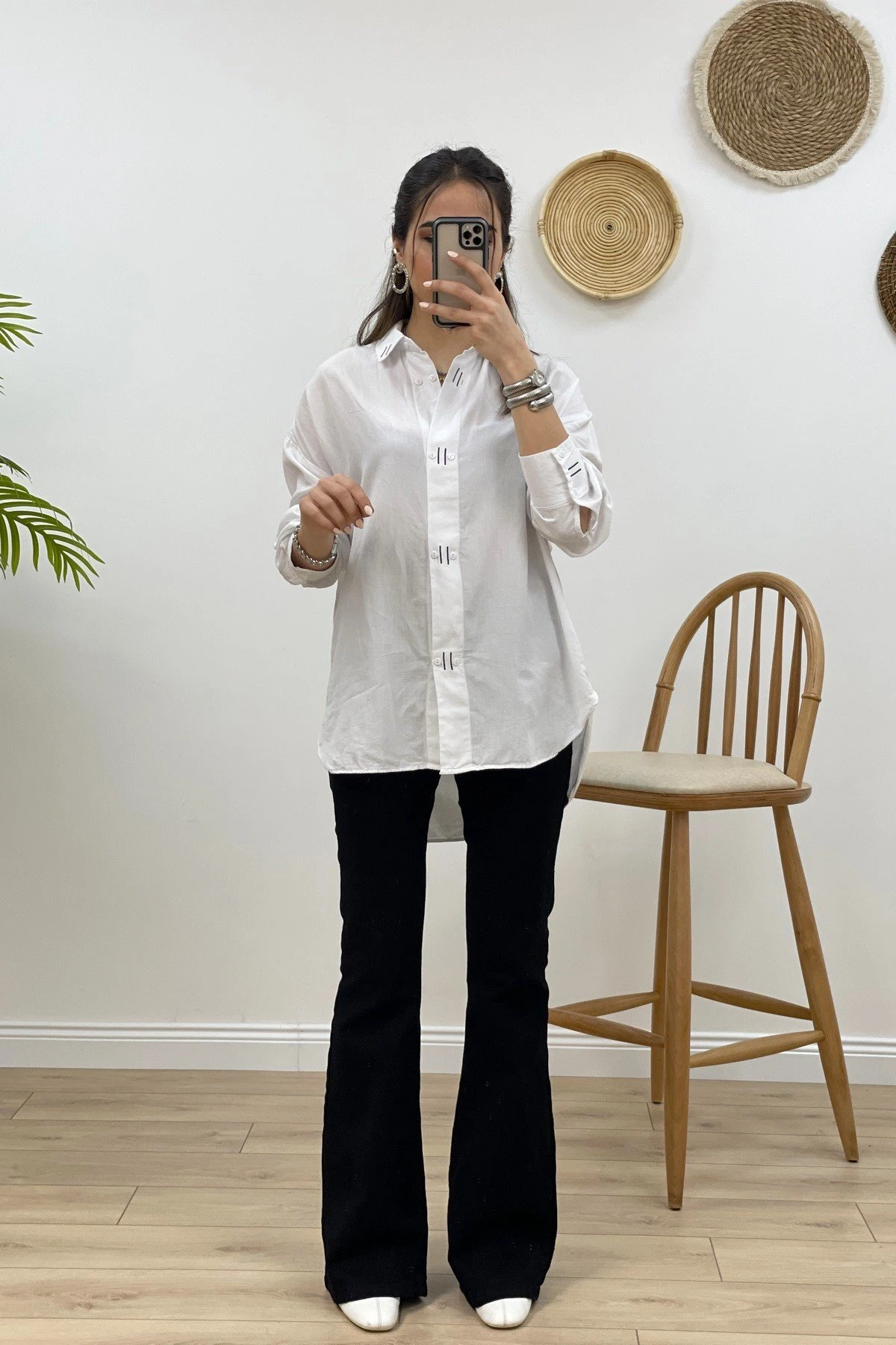 ÇİFT DÜĞME ÜSTÜ NAKIŞ DETAY SALAŞ GÖMLEK - BEYAZ - Görsel 1