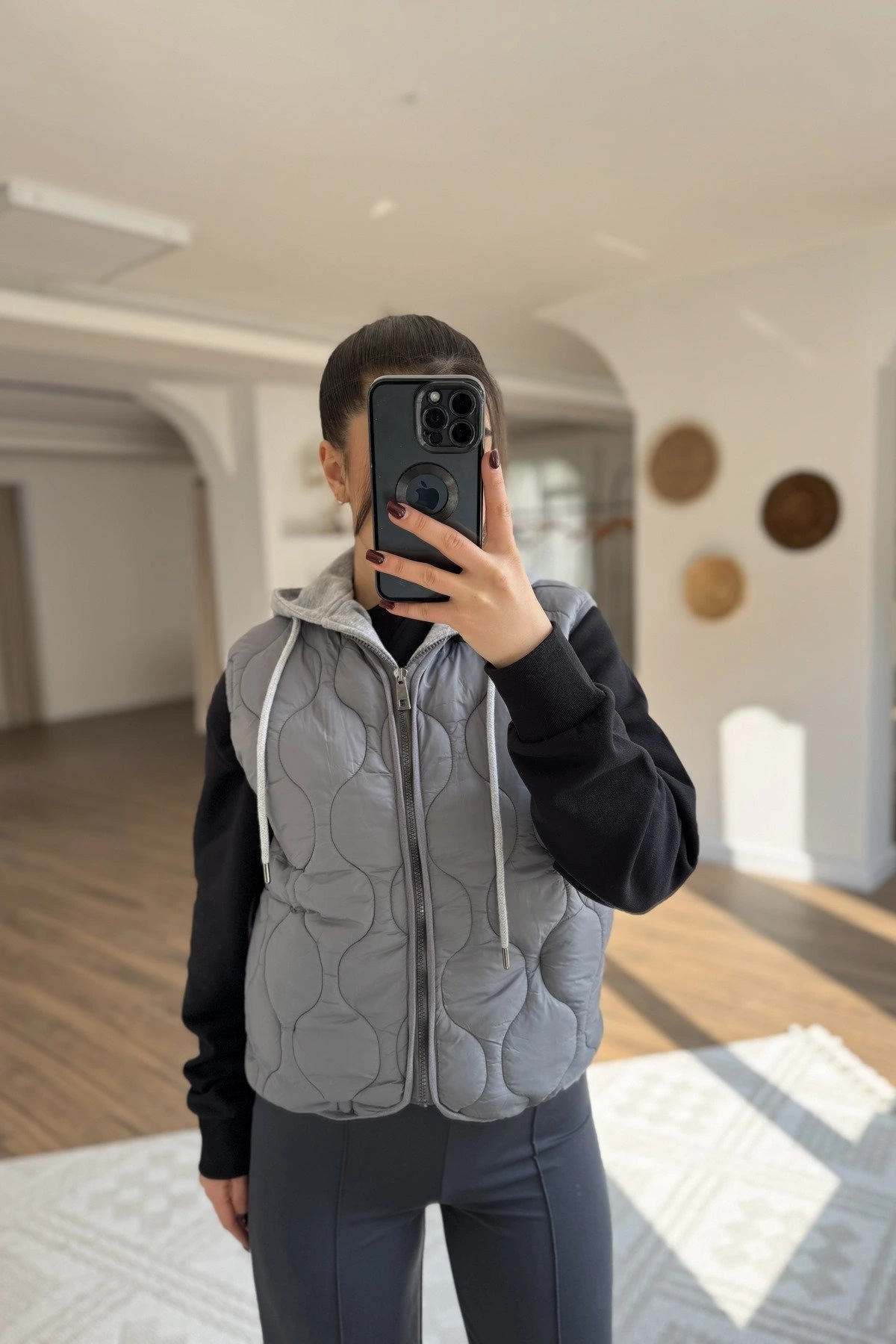 ÇIKARILABİLİR KAPÜŞONLU KAPİTONE PAMUK YELEK - GRİ - Görsel 1