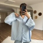 ÇİZGİ DOKULU GENİŞ KOL YAN YIRTMAÇ VİSKON GÖMLEK - MAVİ