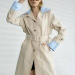 ÇİZGİ YAKA ÇIKARILABİLİR SIRT KAPAKLI KEMERLİ VİSKON TRENÇ - TAŞ