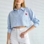 ÇİZGİLİ CEP KALP NAKIŞ DETAY CROP GÖMLEK - MAVİ