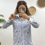 ÇİZGİLİ KÜÇÜK ÇİÇEK NAKIŞLI GÖMLEK - MAVİ