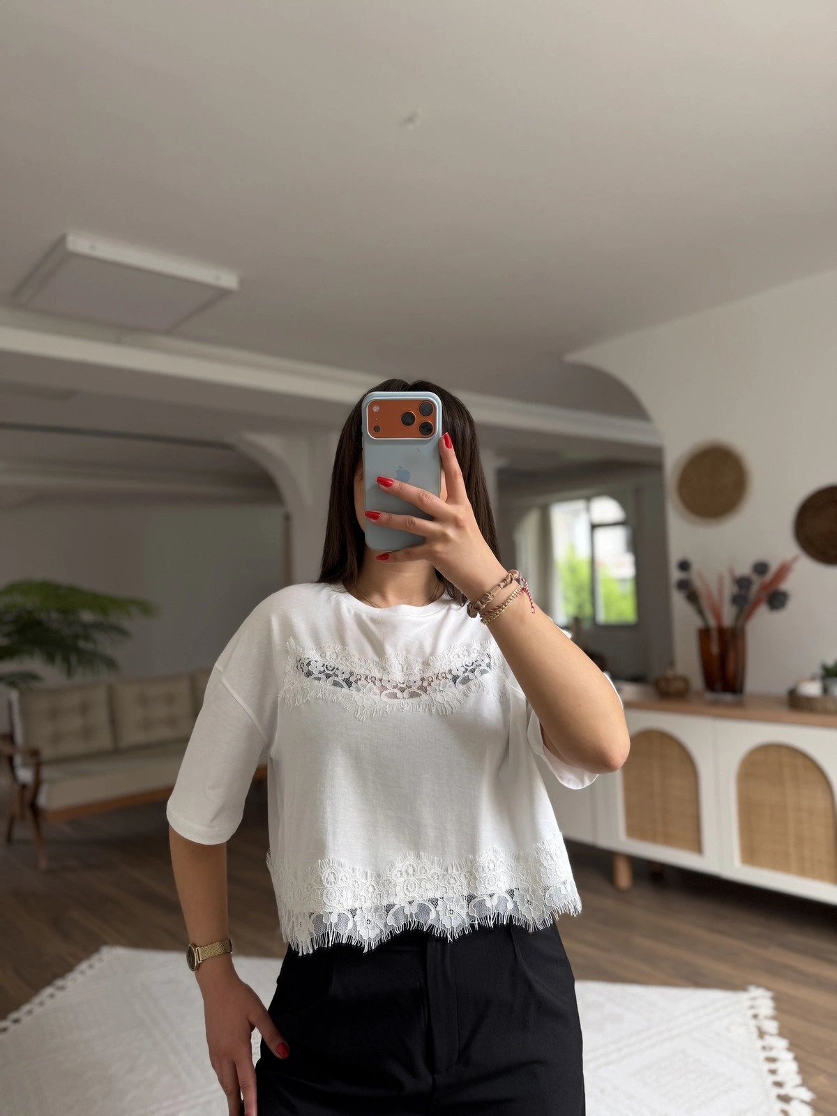 DANTEL DETAY KISA KOL KISA KOL KISA PAMUK TİŞÖRT - EKRU - Görsel 1