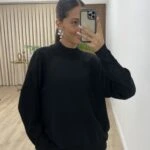 DİK YAKA ARKA VE KOL TRİKO DOKUMA BLUZ - SİYAH