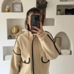 DİK YAKA BİYE DETAY CEPLİ FERMUARLI YUMUŞAK DOKU HIRKA - CAMEL