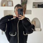 DİK YAKA BİYE DETAY CEPLİ FERMUARLI YUMUŞAK DOKU HIRKA - SİYAH