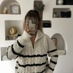 DİK YAKA FERMUARLI SELANİK ÖRGÜ ÇİZGİLİ HIRKA - BEJ