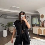 DİK YAKA YAN ÇİZGİ ETEĞİ BÜZGÜ CEPLİ SALAŞ YELEK - SİYAH