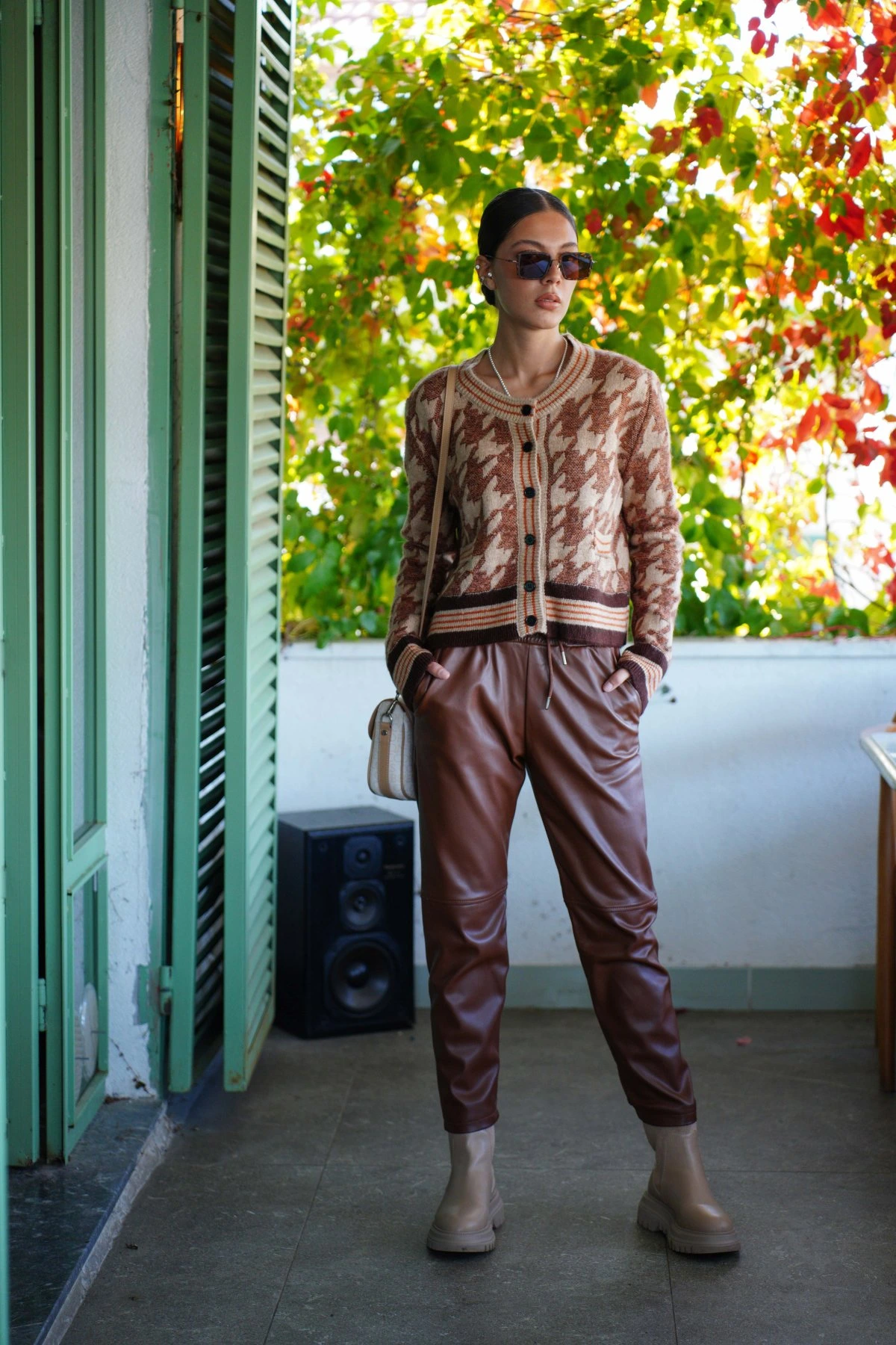 DİZ DİKİŞLİ BEL LASTİK CEPLİ DERİ PANTOLON - TABA - Görsel 1