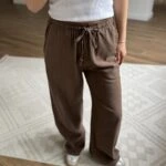 DOKULU PAMUK KUMAŞ CEPLİ RAHAT PANTOLON - KAHVE