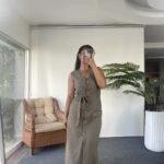 DÜĞMELİ CEPLİ YAN YIRTMAÇ KETEN VİSKON ELBİSE - VİZON