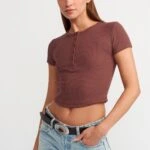 DÜĞMELİ FİTİLLİ LİKRALI CROP TİŞÖRT - KAHVE