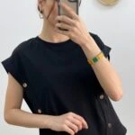 DÜŞÜK KOL YAN DÜĞMELİ TİŞÖRT - SİYAH