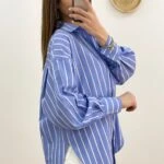 ETEĞİ OVAL YIRTMAÇLI ÇİZGİLİ SALAŞ GÖMLEK - MAVİ