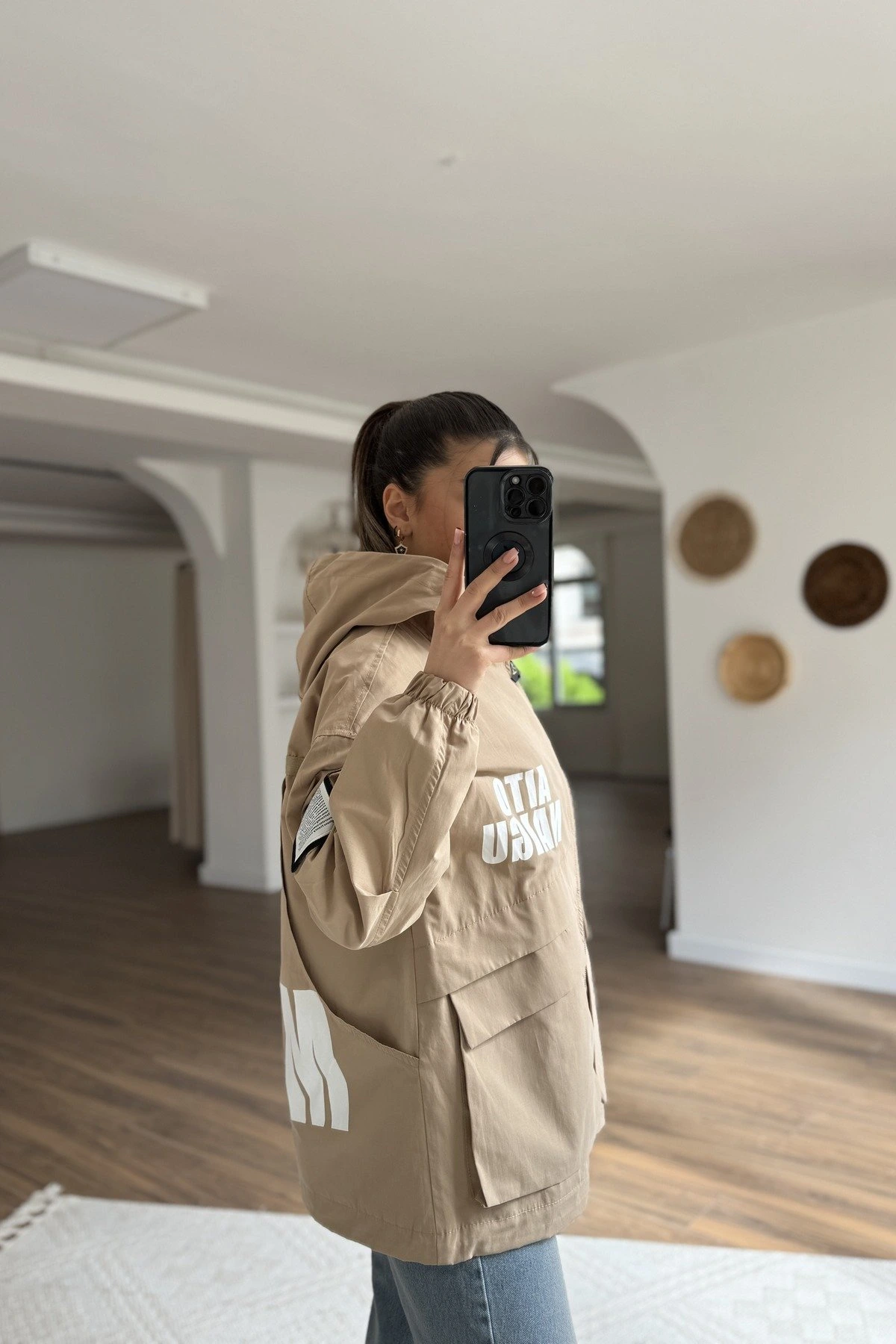 ETİKET BASKI DETAY GENİŞ CEP KAPÜŞONLU VİSKON TRENÇ - CAMEL - Görsel 1