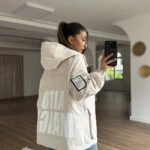 ETİKET BASKI DETAY GENİŞ CEP KAPÜŞONLU VİSKON TRENÇ - TAŞ