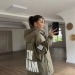 ETİKET BASKI DETAY GENİŞ CEP KAPÜŞONLU VİSKON TRENÇ - HAKİ