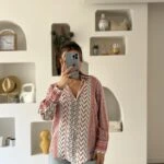 ETNİK ÇİZİM DESENLİ V YAKA SATEN GÖMLEK - KIRMIZI