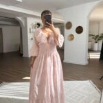 FİSTOLU BEL BÜZGÜ V YAKA ASTARLI PAMUK ELBİSE - PUDRA