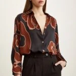 GENİŞ DESEN V YAKA SATEN GÖMLEK - KAHVE