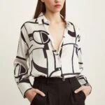 GEOMETRİK DESEN V YAKA SATEN GÖMLEK - KEMİK