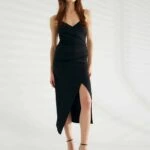 GÖĞÜS KUPLU KRUVAZE YIRTMAÇLI LİKRALI ELBİSE - SİYAH