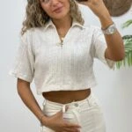 İNCİ BROŞLU YAKALI CROP BLUZ - BEJ