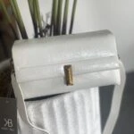 İTHAL DİKDÖRTGEN DÖNMELİ METAL TOKA PARLAK ÇANTA - BEYAZ