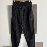 KAMUFLAJ DESEN KEMERLİ LİKRALI VİSKON PANTOLON - SİYAH