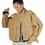 KAPAK CEPLİ APOLETLİ DİK YAKA KISA TRENÇ - KARAMEL