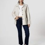 KAPAK CEPLİ DÜĞMELİ KISA TRENÇ - TAŞ