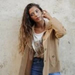 KAPAK CEPLİ DÜĞMELİ KISA TRENÇ - CAMEL