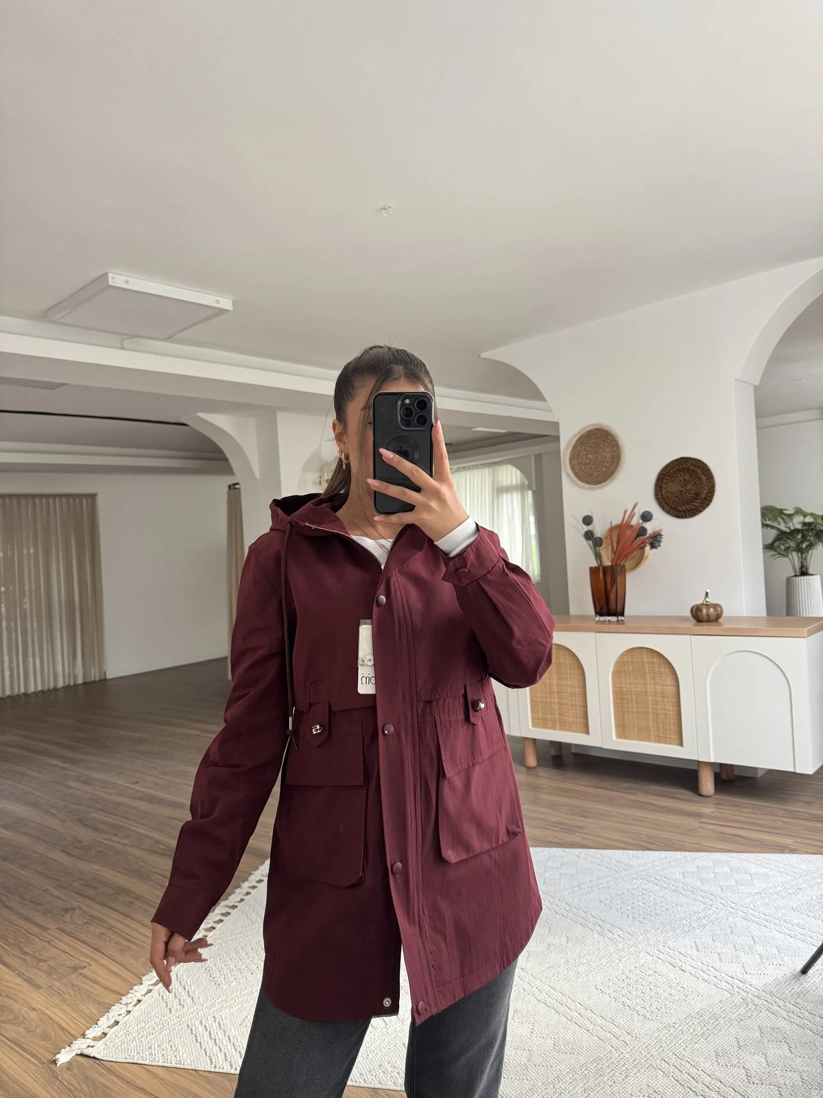 KAPÜŞONLU BEL BÜZGÜ CEP DETAY VİSKON KISA TRENÇ - BORDO - Görsel 1