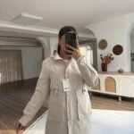 KAPÜŞONLU BEL BÜZGÜ CEP DETAY VİSKON KISA TRENÇ - TAŞ