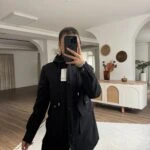 KAPÜŞONLU BEL BÜZGÜ CEP DETAY VİSKON KISA TRENÇ - SİYAH