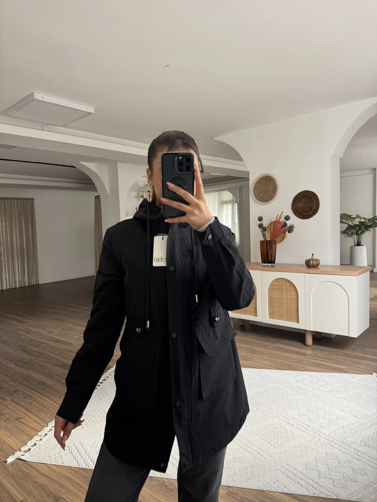 KAPÜŞONLU BEL BÜZGÜ CEP DETAY VİSKON KISA TRENÇ - SİYAH - Görsel 1