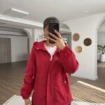 KAPÜŞONLU BEL BÜZGÜ DETAY İNCE YAĞMURLUK - KIRMIZI