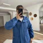 KAPÜŞONLU BEL BÜZGÜ DETAY İNCE YAĞMURLUK - İNDİGO