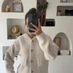 KAPÜŞONLU CEPLİ BEL LASTİK BÜZGÜ YUMOŞ DÜĞMELİ HIRKA - KREM