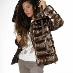 KAPÜŞONLU PARLAK ASTARI DESENLİ ALT BÜZGÜ MONT - KAHVE